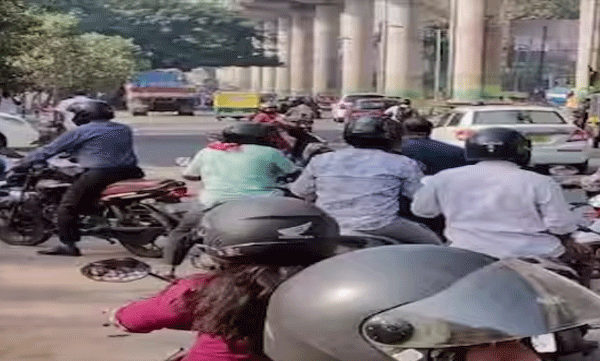 കളമശ്ശേരിയില്‍ യാത്രക്കാരെ വലച്ച് റോഡിലാകെ മുളകുപൊടി