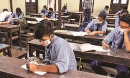 എസ്.എസ്.എല്‍.സി, ഹയര്‍ സെക്കന്‍ഡറി പരീക്ഷ ; അധ്യാപകരില്‍ നല്ലൊരു പങ്ക് 'രോഗികള്‍'; പിടിപാടുള്ളവര്‍ക്ക് പണിയെടുക്കേണ്ട