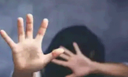 അയല്‍വാസിയുടെ പീഡനത്തിനിരയായ 17 വയസുകാരി തീ കൊളുത്തി ആത്മഹത്യക്ക്  ശ്രമിച്ചു