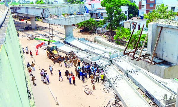 ബൈപ്പാസ് മേല്‍പ്പാലം നിര്‍മാണത്തിനിടെ ഗര്‍ഡറുകള്‍ തകര്‍ന്നു വീണു ; ഒഴിവായത് വന്‍ ദുരന്തം, താഴെയുണ്ടായിരുന്ന ഒരാള്‍ ഓടി രക്ഷപ്പെട്ടു