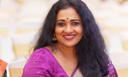 ‘അവന്റെ കണ്ണൊന്നു പോയി നോക്ക് ’എന്ന് ചിരിച്ചു കൊണ്ട് പറഞ്ഞില്ലേ ,ചെയ്ത തെറ്റിന് നീയൊക്കെ അനുഭവിക്കാതെ പോവില്ല; കുറിപ്പുമായി മഞ്ജു പത്രോസ് 

 
