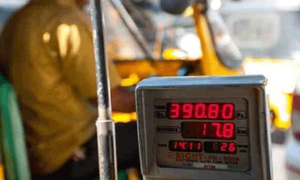 ഓട്ടോറിക്ഷകളില്‍ മീറ്ററിട്ടില്ലെങ്കില്‍ യാത്ര സൗജന്യമെന്ന സ്റ്റിക്കര്‍ നിര്‍ബന്ധമാക്കില്ല; ഉത്തരവ് പിന്‍വലിച്ച് ഗതാഗത വകുപ്പ്‌
