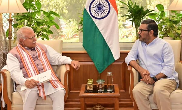 വീടിന് മുന്നില്‍ ലോഗോ പതിക്കല്‍ ആവശ്യം മാറ്റണം, തടഞ്ഞ 687 കോടി രൂപ വേഗം അനുവദിക്കണം; കേന്ദ്ര മന്ത്രിയെ കണ്ട് എം ബി രാജേഷ്