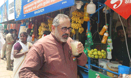 ആറ്റുകാൽ പൊങ്കാല: ക്ഷേത്ര ദർശനം നടത്തി രാജീവ് ചന്ദ്രശേഖറും പത്നിയും