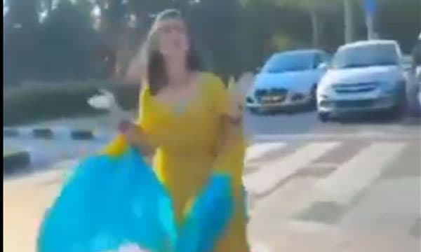 റീല്‍സിനായി സീബ്രാക്രോസിംഗില്‍ നൃത്തം ചെയ്തു ട്രാഫിക്ജാം ; കോണ്‍സ്റ്റബിളായ ഭര്‍ത്താവിന് സസ്‌പെന്‍ഷന്‍