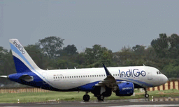 ഇൻഡിഗോ വിമാനത്തിലെ ജീവനക്കാരി അഞ്ച് വയസ്സുള്ള കുട്ടിയുടെ സ്വർണ്ണ മാല മോഷ്ടിച്ചെന്ന് പരാതി