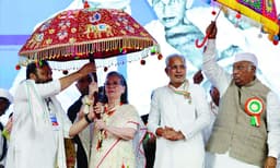 മുന്നോട്ടുള്ള വഴികള്‍ രണ്ടെന്നു കോണ്‍ഗ്രസ് ; മോദി സര്‍ക്കാരിനെ ആക്രമിക്കുക, ബദല്‍ വാഗ്ദാനം ചെയ്യുക 