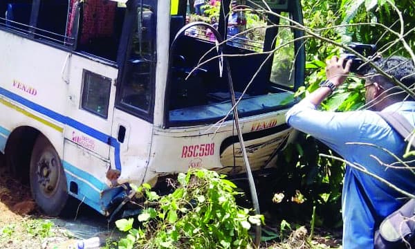 കെ.എസ്.ആര്‍.ടി.സി. ബസ് കൊക്കയിലേക്ക് നിരങ്ങിയിറങ്ങി ; മുന്‍ഗ്ലാസ് തകര്‍ന്ന് പുറത്തേക്ക് വീണ വിദ്യാര്‍ഥിനിക്ക് ബസിനടിയില്‍പ്പെട്ട് ദാരുണാന്ത്യം
