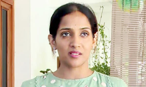 കണ്‍മുന്നില്‍ അച്ഛനെ ഭീകരര്‍ വെടിവച്ച് വീഴ്ത്തി ; ഒന്നുറക്കെ നിലവിളിക്കാന്‍ പോലും കഴിയാതെ ആറുവയസ്സുകാരായ ഇരട്ടക്കുട്ടികളുമായി ആരതി ഓടിയത് അഞ്ച് കിലോമീറ്റര്‍