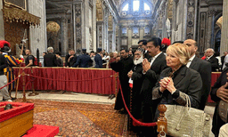 ഫ്രാൻസിസ് മാർപാപ്പയ്ക്ക് അന്ത്യോപചാരം അർപ്പിച്ച് മന്ത്രി റോഷി അഗസ്റ്റിൻ 


