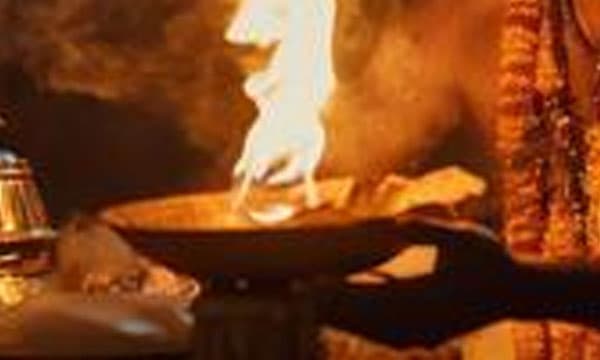ശ്രീകോവിലില്‍ സംശയാസ്പദമായ സാഹചര്യത്തില്‍ നഗ്നനായി കണ്ടു ; കോട്ടയം ജില്ലയിലെ ഒരു പ്രസിദ്ധ ക്ഷേത്രത്തിലെ പൂജാരിക്കെതിരേ വനിതാജീവനക്കാരി