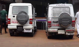 അയൽവീട്ടിൽ ബഹളം കേട്ട് ഓടിയെത്തി യുവാവ്, കത്തിയുമായി നിന്ന 17കാരനെ പിടിച്ചുമാറ്റുന്നതിനിടയിൽ വെട്ടേറ്റു; കേസ്