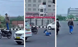 തിരക്കേറിയ എക്‌സ്പ്രസ് ഹൈവേയില്‍ യുവാവിന്റെ ബൈക്ക് സ്റ്റണ്ട്: ഒടുവില്‍ മലന്നടിച്ച് താഴെ, വീഡിയോ വൈറല്‍ 
