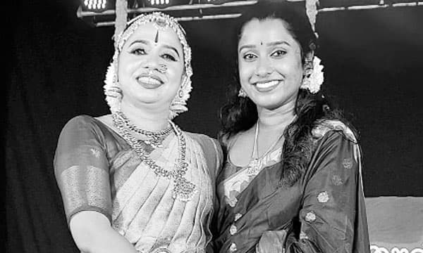 സ്‌കൂള്‍ പഠനകാലത്ത് മകള്‍ക്ക് ഗുരുവായി ; വളര്‍ന്നപ്പോള്‍ അമ്മയുടെ സ്വപ്‌നം പൂവണിയിച്ച് മകള്‍ ; മാതാവിനെ നൃത്തം പഠിപ്പിച്ച് അരങ്ങേറ്റം നടത്തി 