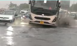 ഡല്‍ഹിയില്‍ കനത്ത മഴയൂം കാറ്റും ; നഗരത്തില്‍ വെള്ളക്കെട്ട്, വിമാനങ്ങള്‍ വൈകി