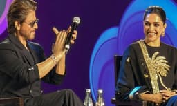 ദീപിക ചെയ്യുന്ന ഏറ്റവും മികച്ച വേഷത്തെക്കുറിച്ച് ഷാരുഖ്, മറുപടികേട്ട് പൊട്ടിച്ചിരിച്ച് നടിയും; വീഡിയോ

