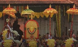 വിഖ്യാതമായ തൃശൂര്‍പൂരം ഇന്ന് ; ചെമ്പൂക്കാവിന്റെ തിടമ്പേറ്റാന്‍ തെച്ചിക്കോട്ടുകാവ് രാമചന്ദ്രന്‍