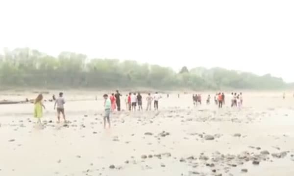 ഇന്ത്യ രണ്ടു ഡാമുകള്‍ അടച്ചു ; അഖ്‌നൂരിലും മറ്റും ചെനാബ് നദിയിലൂടെ ജനങ്ങള്‍ ഇറങ്ങി നടക്കുന്നു