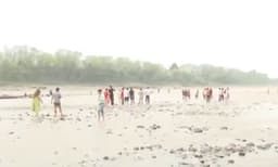 ഇന്ത്യ രണ്ടു ഡാമുകള്‍ അടച്ചു ; അഖ്‌നൂരിലും മറ്റും ചെനാബ് നദിയിലൂടെ ജനങ്ങള്‍ ഇറങ്ങി നടക്കുന്നു