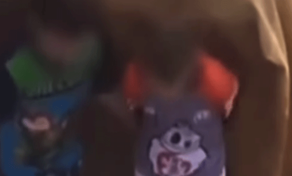 മെക്‌സിക്കോയില്‍ കയ്യില്‍ നിറത്തോക്കുമായി 7ഉം 9ഉം വയസ്സുള്ള ആണ്‍കുട്ടികള്‍: തോക്ക് താഴെയിടണന്നെ് പോലീസ്, ഞെട്ടിക്കുന്ന ദൃശ്യങ്ങള്‍ പുറത്ത്
