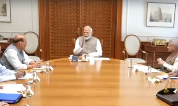 അതിര്‍ത്തിയില്‍ സ്ഥിതിഗതികള്‍ ഇന്നലെയും ശാന്തം ; വെടിനിര്‍ത്തലിന് പിന്നാലെ ഇന്ന് കേന്ദ്രമന്ത്രിസഭായോഗം 