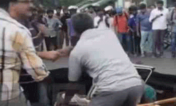 ഞൊടിയിടയിൽ റോഡ് ഇടിഞ്ഞു താഴ്ന്നു; കുഴിയിൽ വീണ് കാർ, സംഭവം ചെന്നൈയിൽ