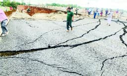 റോഡ് തകര്‍ന്നത് വയല്‍ വികസിച്ചതെന്ന് വിശദീകരണം ; അശാസ്ത്രീയ നിര്‍മ്മാണമെന്ന് യുഡിഎഫ് നേതാക്കള്‍