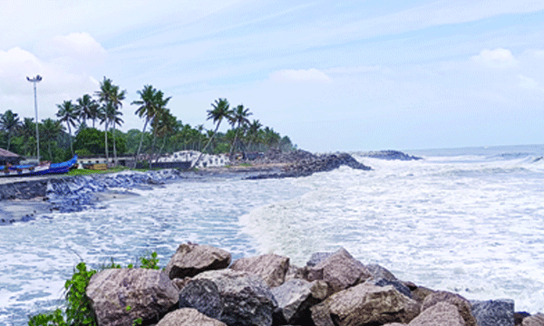 അതിതീവ്ര മഴയില്‍ വടക്കന്‍, മദ്ധ്യ ഭാഗങ്ങളില്‍ വ്യാപക നാശം; കേരളതീരത്ത് കള്ളക്കടന്‍ സാധ്യത 