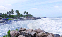 അതിതീവ്ര മഴയില്‍ വടക്കന്‍, മദ്ധ്യ ഭാഗങ്ങളില്‍ വ്യാപക നാശം; കേരളതീരത്ത് കള്ളക്കടന്‍ സാധ്യത 