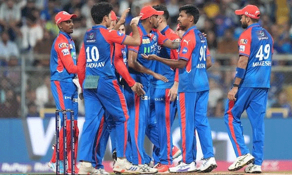 പവര്‍ പ്ലേയിൽ ബലാബലം; ഹിറ്റ്മാനെയും വിൽ ജാക്സിനെയും മടക്കി ഡൽഹി