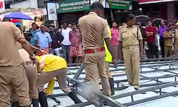 കെട്ടിടത്തിന്റെ കൂറ്റന്‍ മേല്‍ക്കൂര തകര്‍ന്ന് റോഡില്‍ വീണ സംഭവം ; തൃശൂര്‍ കോര്‍പ്പറേഷനില്‍ പ്രതിപക്ഷ പ്രതിഷേധം