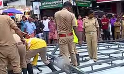 കെട്ടിടത്തിന്റെ കൂറ്റന്‍ മേല്‍ക്കൂര തകര്‍ന്ന് റോഡില്‍ വീണ സംഭവം ; തൃശൂര്‍ കോര്‍പ്പറേഷനില്‍ പ്രതിപക്ഷ പ്രതിഷേധം