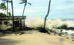 ഇന്ന് കേരളത്തില്‍ അതിശക്തമായ മഴ ; 11 ജില്ലകളില്‍ റെഡ് അലേര്‍ട്ട്, വിദ്യാഭ്യാസ സ്ഥാപനങ്ങള്‍ക്ക് അവധി