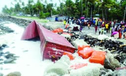 കണ്ടെയ്‌നറുകളില്‍ ചൈനീസ് ഗ്രീന്‍ ടീ, വസ്ത്രങ്ങള്‍, ന്യൂസ് പ്രിന്റ്, ഗ്ലാസുകള്‍ എന്നിവ ; 32 എണ്ണത്തില്‍ നാലെണ്ണം ഒഴിച്ച് ബാക്കിയെല്ലാം കാലി 