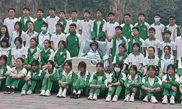 ഇത് ആത്മാര്‍ത്ഥ സൗഹൃദത്തിന്റെ അടയാളം: സോഷ്യല്‍ മീഡിയയുടെ ഹൃദയം കീഴടക്കി വിദ്യാര്‍ത്ഥികളുടെ ഗ്രൂപ്പ് ഫോട്ടോ 
