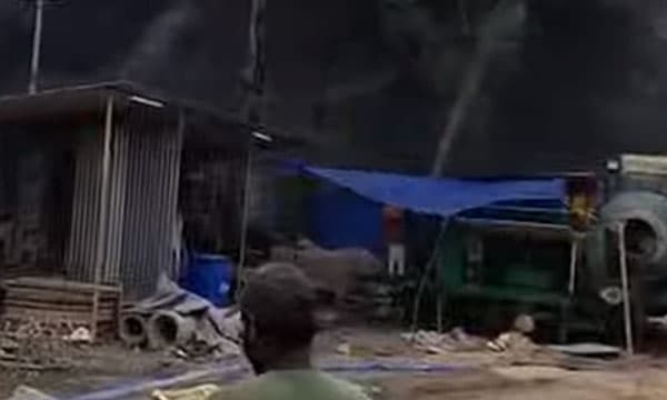 കൊല്ലത്ത് കണ്ടെയ്‌നര്‍ മുറിച്ചുമാറ്റുന്നതിനിടയില്‍ തീപിടുത്തം ; പ്രദേശത്തെ ഇരുട്ടിലാക്കി കട്ടി കൂടിയ കറുത്ത പുക