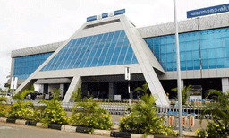 കരിപ്പൂര്‍ വിമാനത്താവളത്തിലെ ചുറ്റുമതില്‍ തകര്‍ന്നു ;  കൂറ്റന്‍ പാറ പതിച്ച് കുടിവെള്ള ടാങ്ക് തകര്‍ന്നു
