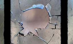 വിമാനത്താവളത്തിലെ ഗ്ലാസ് ഭിത്തി തല്ലിയുടച്ച് വിദേശ വനിത: കയ്യോടെ പിടികൂടി സിഐഎസ്എഫ് ഉദ്യോഗസ്ഥര്‍ 
