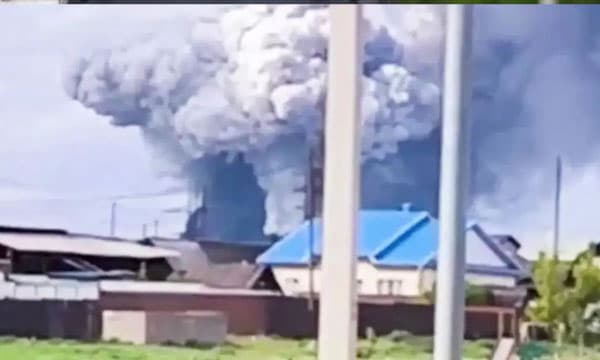 റഷ്യന്‍ വ്യോമതാവളത്തില്‍ ആക്രമണം ; ഡ്രോണുകള്‍ എത്തിച്ചത് തടിപ്പെട്ടിയിലാക്കി ട്രക്കില്‍ ; ശത്രുവിനെതിരേ യുക്രെയ്‌ന്റെ ഏറ്റവും വലിയ അടി