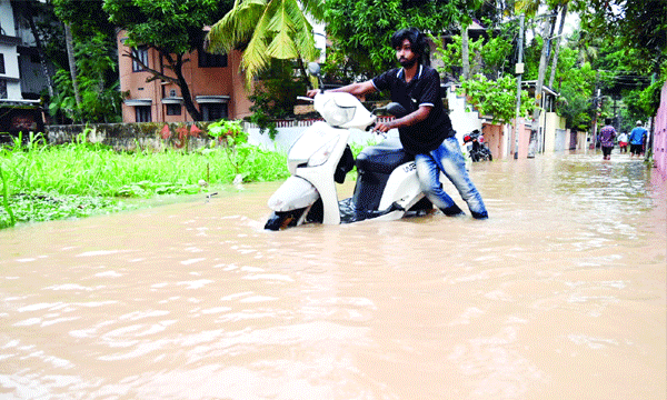 പ്രളയഭീതിയൊഴിഞ്ഞു, കുട്ടനാട്ടിലെ ദുരിതം മാറാന്‍ ദിവസങ്ങള്‍ വേണ്ടിവരും; ജില്ലയില്‍ ഇന്നലെ 9 വീടുകള്‍ പൂര്‍ണമായും 222 ഭാഗികമായും തകര്‍ന്നു