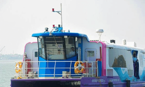 കൊച്ചിയിൽ  വാട്ടർ മെട്രോ ബോട്ട് ജെട്ടിയിലിടിച്ച് അപകടം ; രണ്ട് പേർക്ക് പരിക്കേറ്റു
