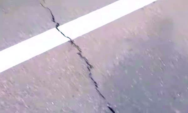 'പൊളപ്പന്‍ നിര്‍മാണം' ഉദ്ഘാടനത്തിനുമുമ്പേ എ.സി. റോഡില്‍ വിള്ളല്‍ ; മാമ്പുഴക്കരിയില്‍ പാലത്തിന് ഇരുഭാഗത്തും വിടവ് കണ്ടെത്തി