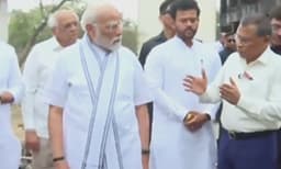 വിമാനാപകട സ്ഥലം സന്ദര്‍ശിച്ച് പ്രധാനമന്ത്രി ; വിശ്വാഷ് കുമാര്‍ രമേശിനെയും ആശുപത്രിയില്‍ കണ്ടു