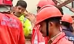 കൊടകരയില്‍ പഴയ കെട്ടിടം ഇടിഞ്ഞുവീണ് മൂന്ന് പേര്‍ കുടുങ്ങി; രക്ഷാപ്രവര്‍ത്തനം പുരോഗമിക്കുന്നു