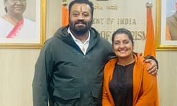 ഇങ്ങനെ ഒരാളായി ഇരിക്കുക അത്ര എളുപ്പമല്ല, കരുതലാവുകയും കണ്ണ് നിറഞ്ഞാൽ അറിയുകയും ചെയ്യുന്നൊരാൾ; കുറിപ്പുമായി സരയു

