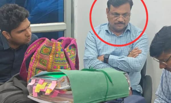 കാറില്‍ കൈക്കൂലി വാങ്ങിയ 9.35 ലക്ഷം രൂപ ; വീട്ടില്‍ നിന്നും കണ്ടെത്തിയത് 30 ലക്ഷവും