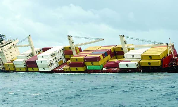 കപ്പല്‍ച്ചേതം കാരണം വലകള്‍ മുറിഞ്ഞു മത്സ്യബന്ധന തൊഴിലാളികള്‍; ഓരോ വള്ളത്തിനും ഉണ്ടായത് വന്‍നഷ്ടം ; പത്തുലക്ഷത്തോളം വരും