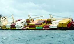 കപ്പല്‍ച്ചേതം കാരണം വലകള്‍ മുറിഞ്ഞു മത്സ്യബന്ധന തൊഴിലാളികള്‍; ഓരോ വള്ളത്തിനും ഉണ്ടായത് വന്‍നഷ്ടം ; പത്തുലക്ഷത്തോളം വരും