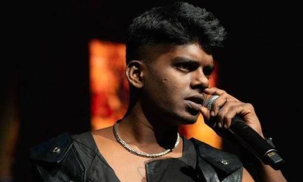 ലഭിച്ച പുരസ്‌ക്കാരതുക ഒരുലക്ഷം വായനശാലയിലേക്ക് നല്‍കി വേടന്‍ ; താരം പുസ്തകങ്ങളും സംഭാവന ചെയ്തു