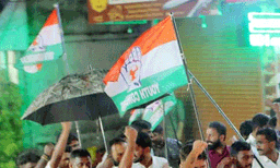 ആരോഗ്യമന്ത്രിക്കെതിരേ യൂത്ത്‌കോണ്‍ഗ്രസ് പ്രതിഷേധം ; കോട്ടയം മെഡിക്കല്‍ കോളേജിന് മുന്നില്‍ പ്രവര്‍ത്തകര്‍